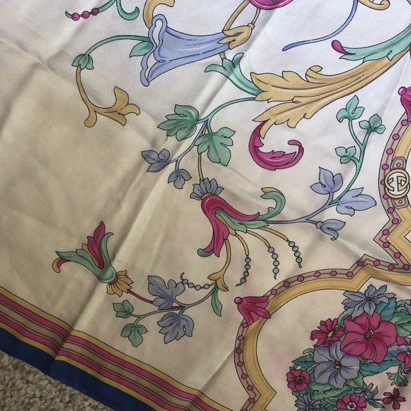 Vintage Authentic Gucci silk scarf - Picture 8 of 16